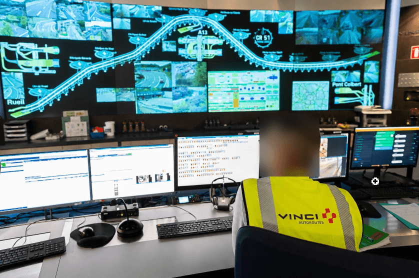 VINCI Autoroutes operator in front of the Duplex A86 Security Control Centre video wall